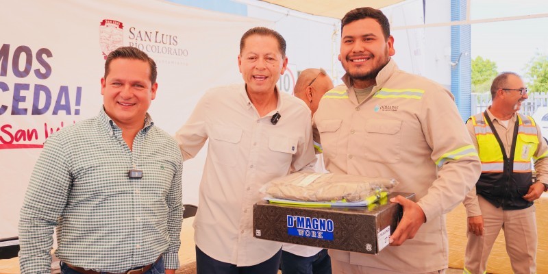 Entregan nuevos uniformes a trabajadores del Oomapas